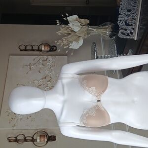 Victoria's Secret Dream Angels Lace Demi Lined Bra. Size 32DDD